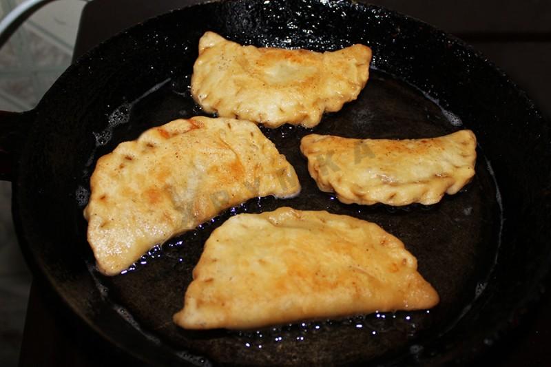Шаг 11 приготовления Пирожки с мясом жареные на сковороде Посикунчики