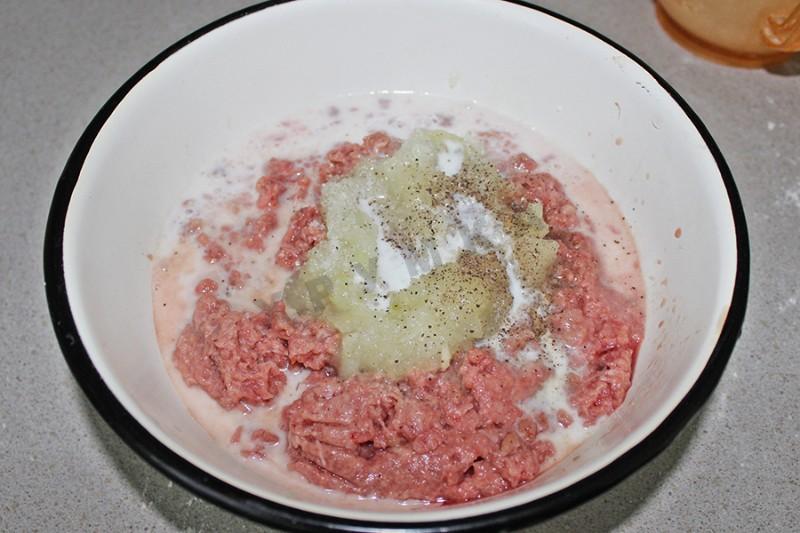 Шаг 4 приготовления Пирожки с мясом жареные на сковороде Посикунчики