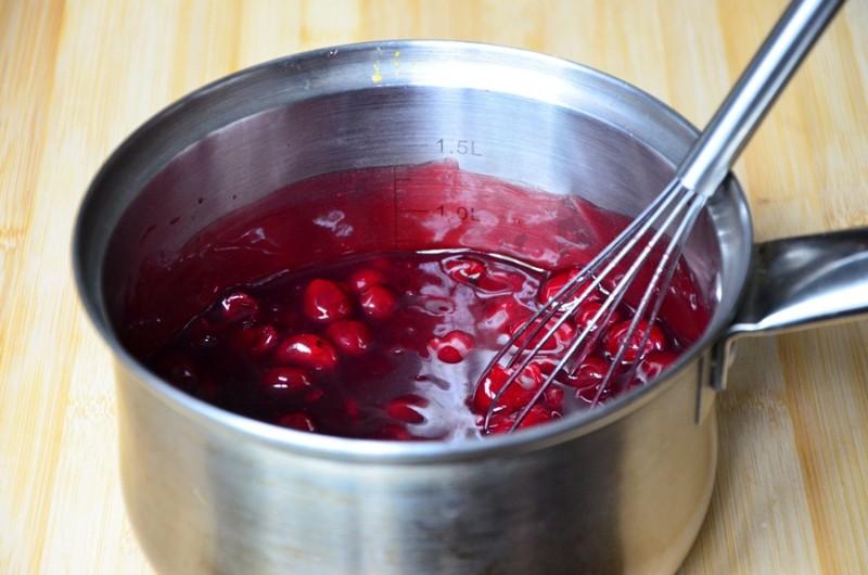 Шаг 10 приготовления Песочный пирог с итальянской меренгой и вишнями