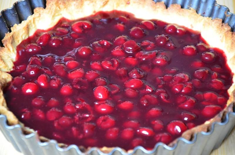 Шаг 11 приготовления Песочный пирог с итальянской меренгой и вишнями
