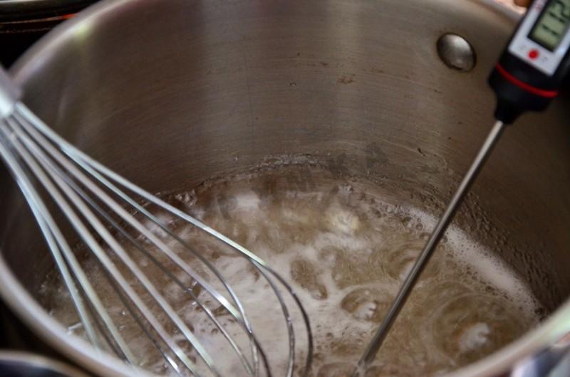 Шаг 3 приготовления Песочный пирог с итальянской меренгой и вишнями