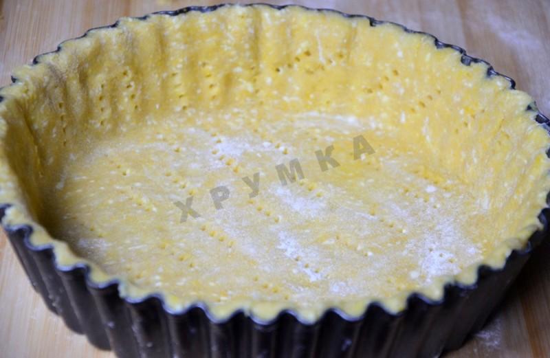 Шаг 7 приготовления Песочный пирог с итальянской меренгой и вишнями