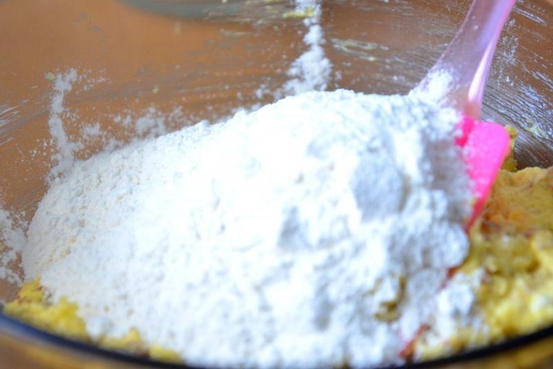 Шаг 4 приготовления Печенье на желтках с грецким орехом
