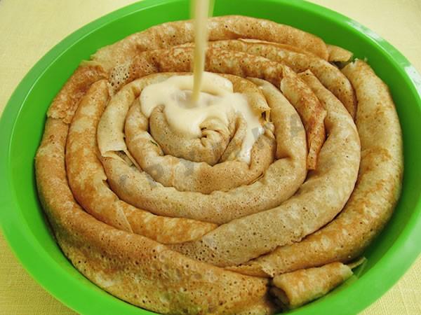 Шаг 13 приготовления Блинный пирог из блинов с курицей
