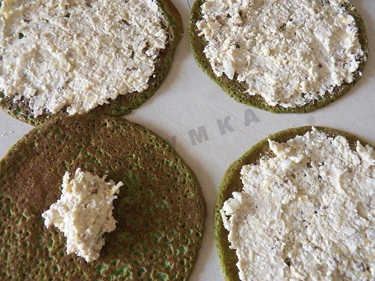 Шаг 15 приготовления Блины со шпинатом с начинкой из сыра, чеснока и орехов