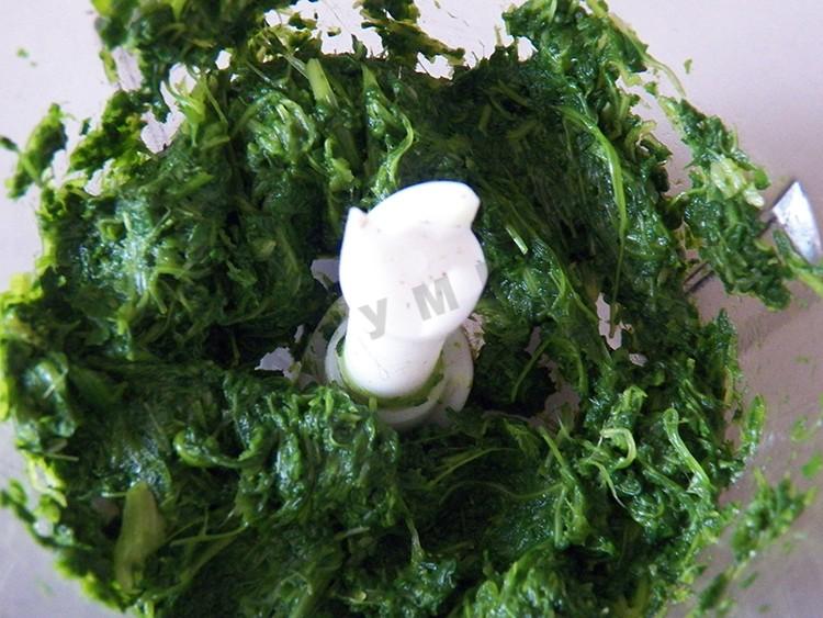 Шаг 7 приготовления Блины со шпинатом с начинкой из сыра, чеснока и орехов