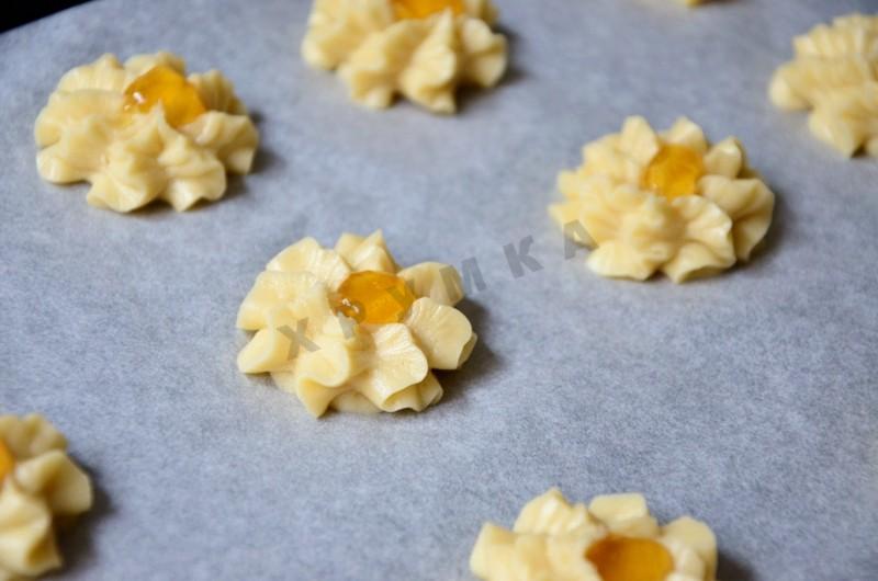 Шаг 6 приготовления Печенье Курабье с яблочным джемом и корицей