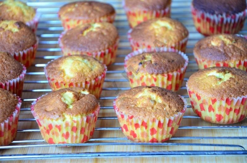 Шаг 10 приготовления Капкейки с белым шоколадом и фисташками