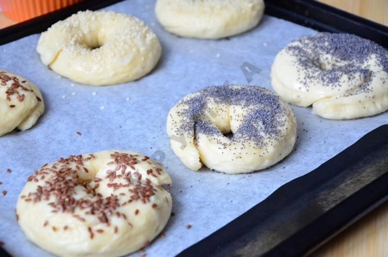 Шаг 15 приготовления Бейглы на молоке с маком и кунжутом