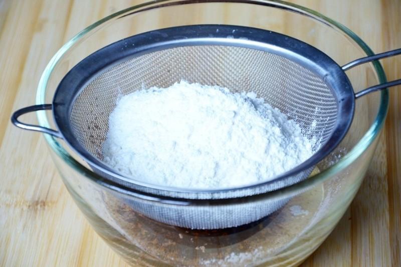 Шаг 3 приготовления Шоколадный пирог с сухофруктами и орехами постный Новогодний