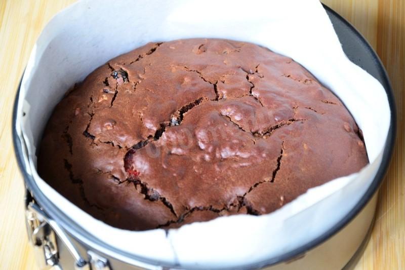 Шаг 6 приготовления Шоколадный пирог с сухофруктами и орехами постный Новогодний