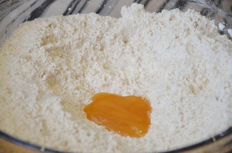 Шаг 4 приготовления Домашний хлеб с сухофруктами и фундуком