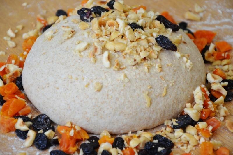 Шаг 8 приготовления Домашний хлеб с сухофруктами и фундуком
