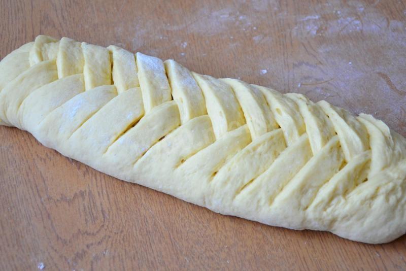 Шаг 12 приготовления Дрожжевая плетенка с орехами
