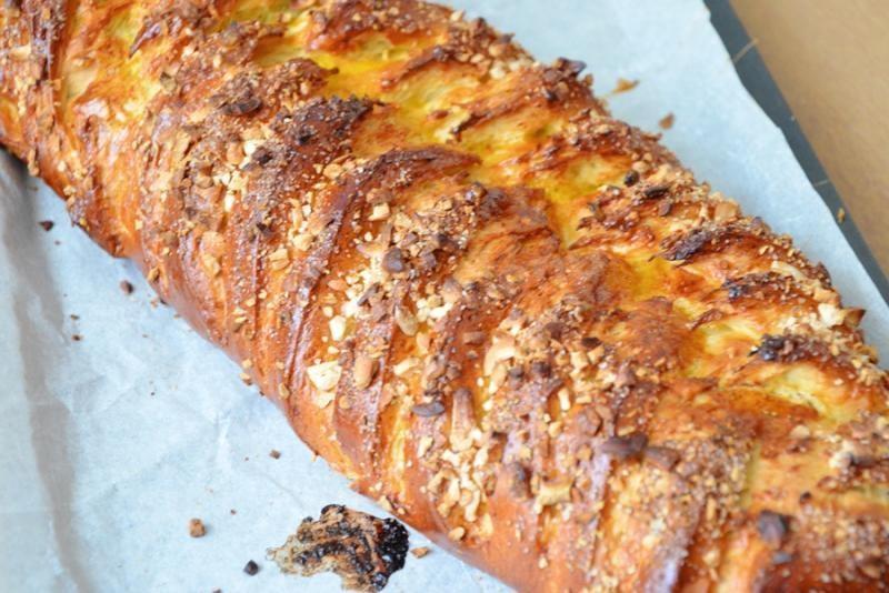Шаг 15 приготовления Дрожжевая плетенка с орехами