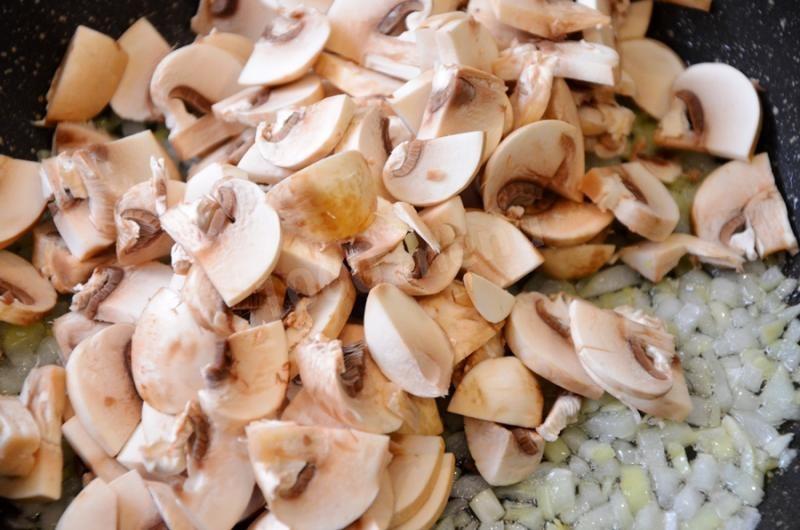 Шаг 3 приготовления Маленькие мини-пироги с мясом и грибами