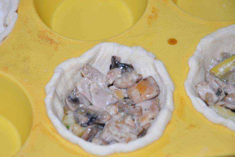 Шаг 7 приготовления Маленькие мини-пироги с мясом и грибами