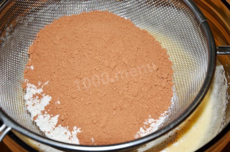 Шаг 5 приготовления Шоколадный пирог с грецкими орехами