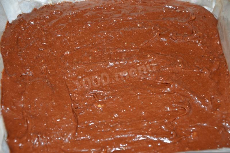 Шаг 7 приготовления Шоколадный пирог с грецкими орехами