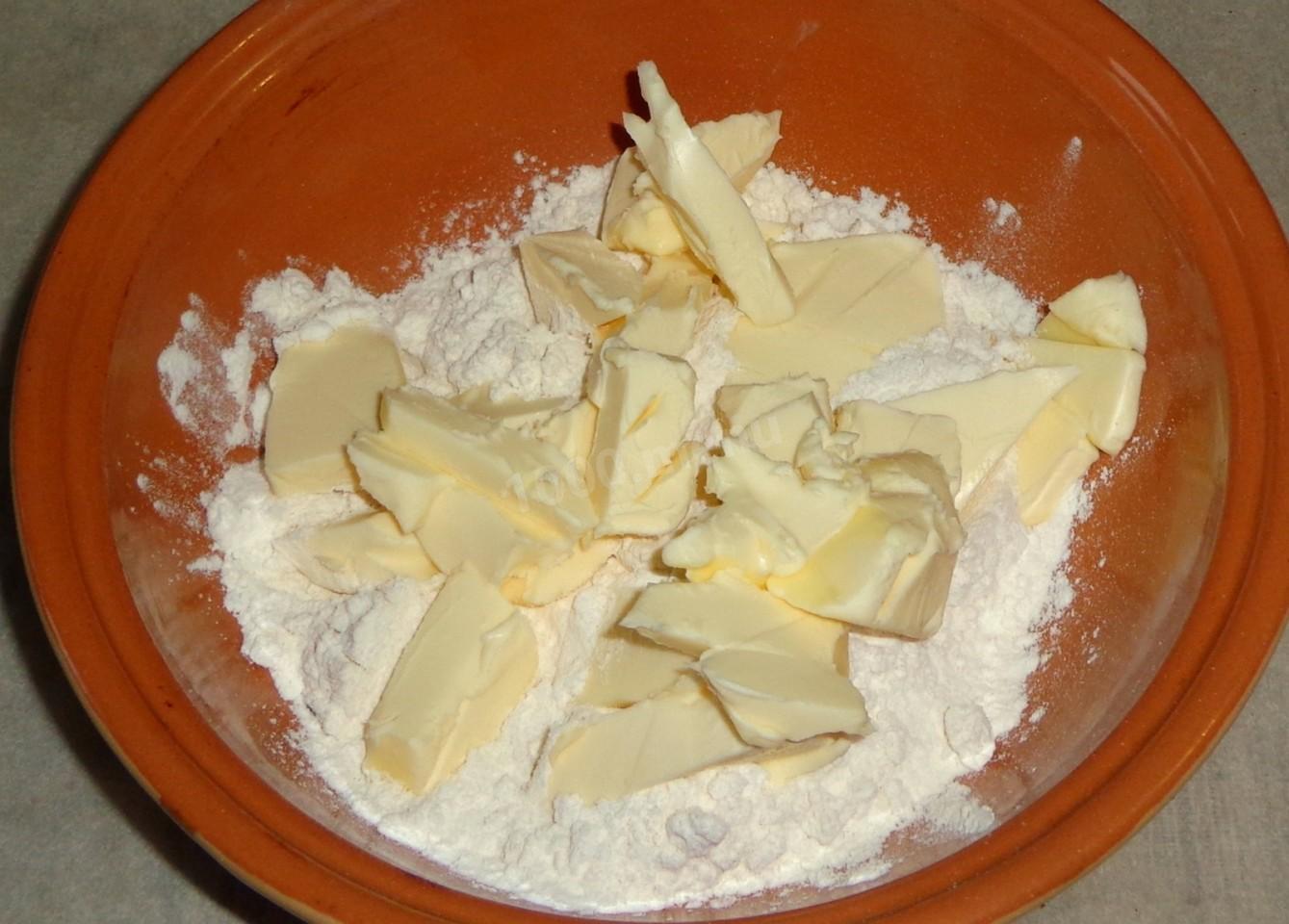 Шаг 2 приготовления Вкусные творожные рогалики с медом