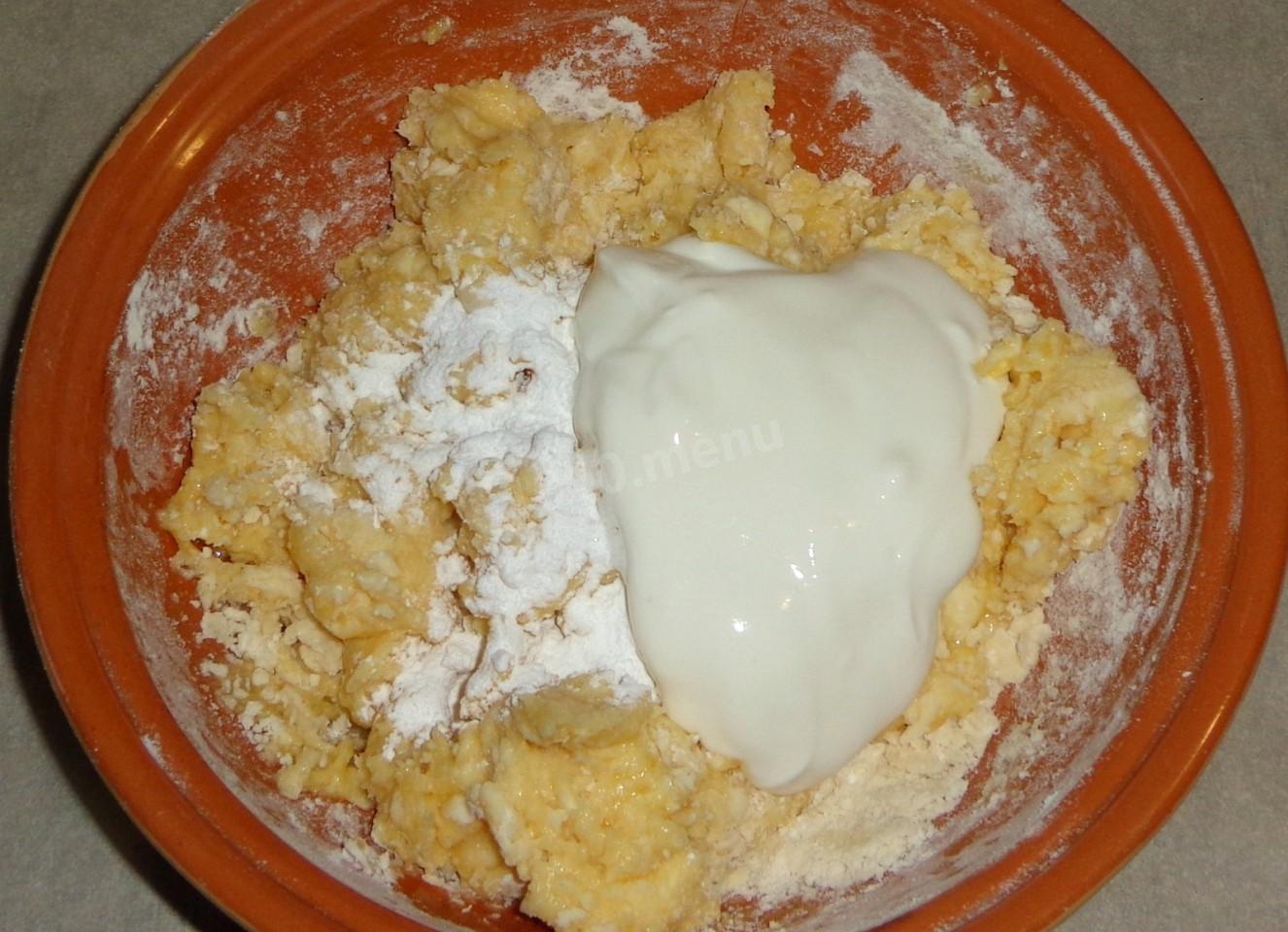 Шаг 5 приготовления Вкусные творожные рогалики с медом