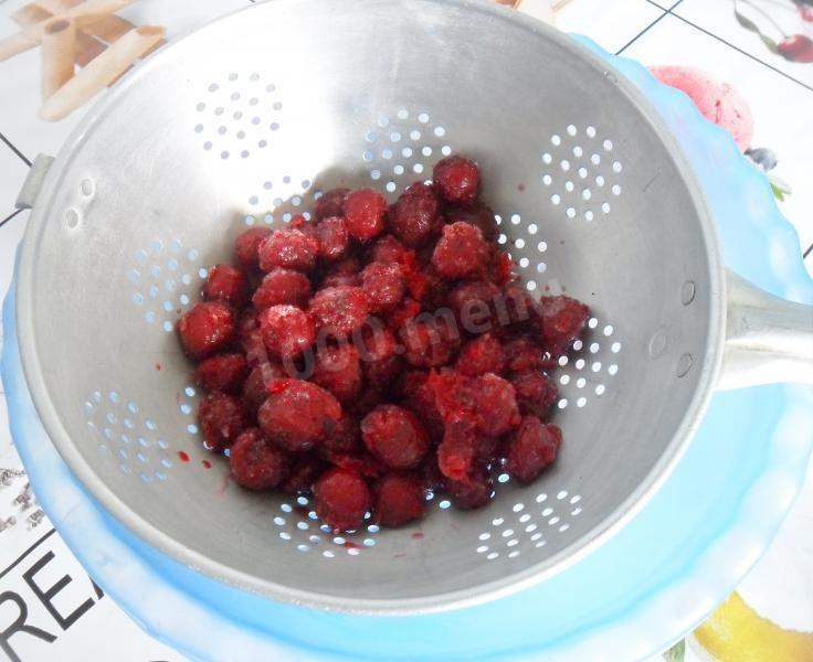 Шаг 2 приготовления Рогалики с вишней