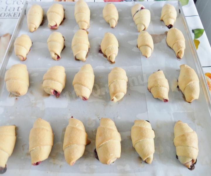 Шаг 20 приготовления Рогалики с вишней