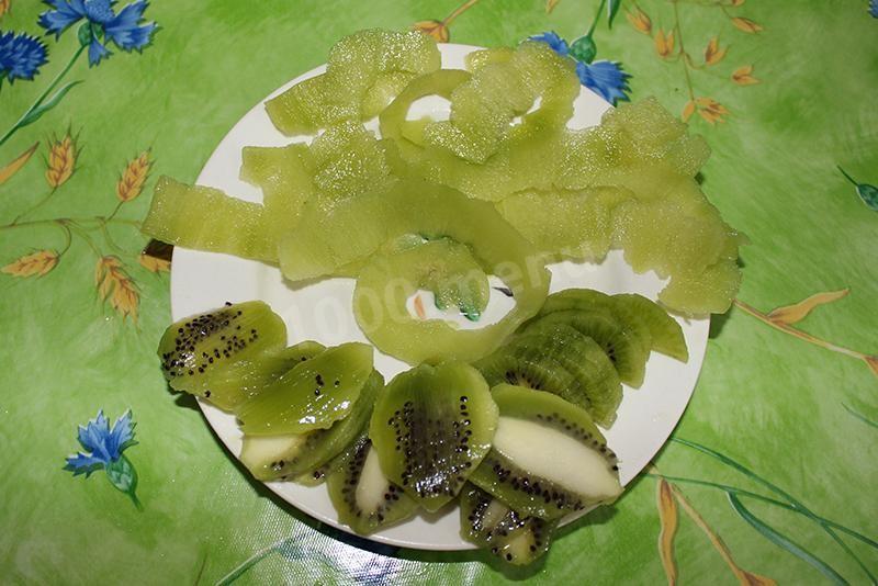 Шаг 14 приготовления Пирог с киви и клубникой