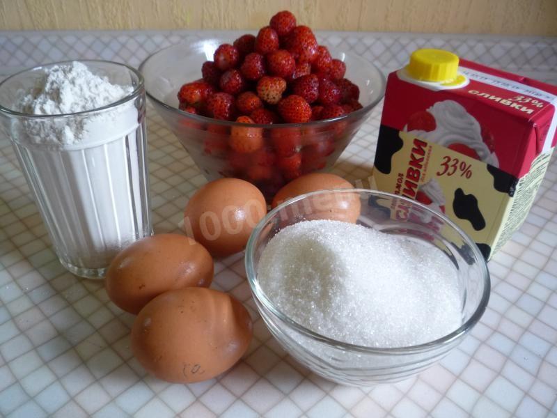 Шаг 1 приготовления Сливочный рулет с клубникой