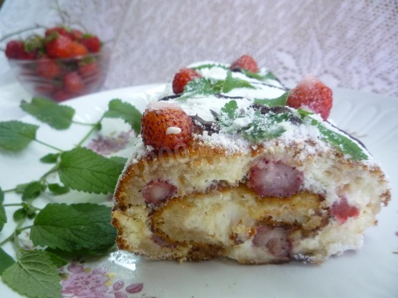 Шаг 8 приготовления Сливочный рулет с клубникой