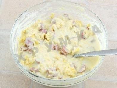 Шаг 2 приготовления Ленивый сырный пирог с сосисками