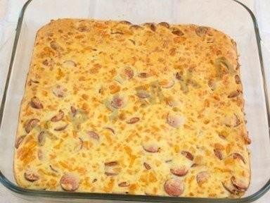 Шаг 3 приготовления Ленивый сырный пирог с сосисками