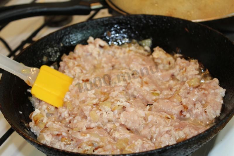 Шаг 17 приготовления Пирог с капустой и мясным фаршем дрожжевой