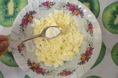 Шаг 2 приготовления Пышные сырники из творога