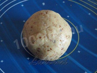 Шаг 3 приготовления Ореховое французское печенье с ягодами и безе