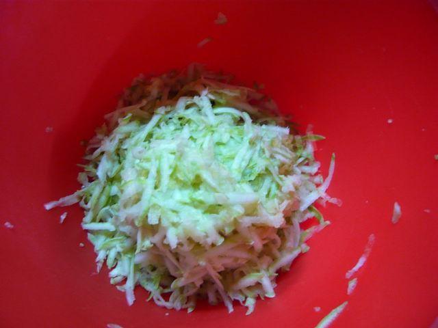 Шаг 2 приготовления Кабачковый пирог с колбасой и кабачками