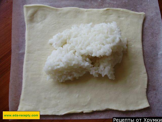 Шаг 5 приготовления Простой пирог с рисом из готового слоеного теста