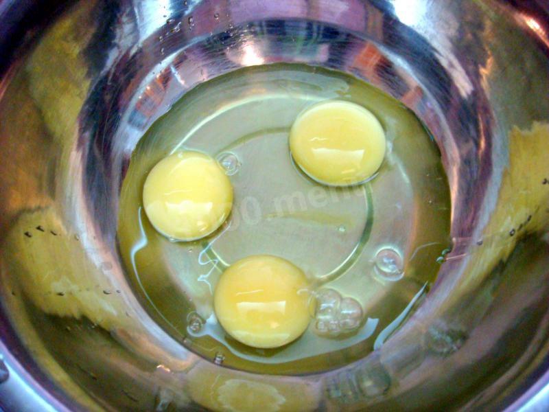 Шаг 1 приготовления Маффины с беконом и болгарским перцем