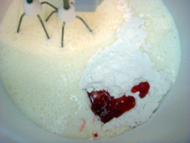 Шаг 15 приготовления Кекс с клубникой и сливочным кремом