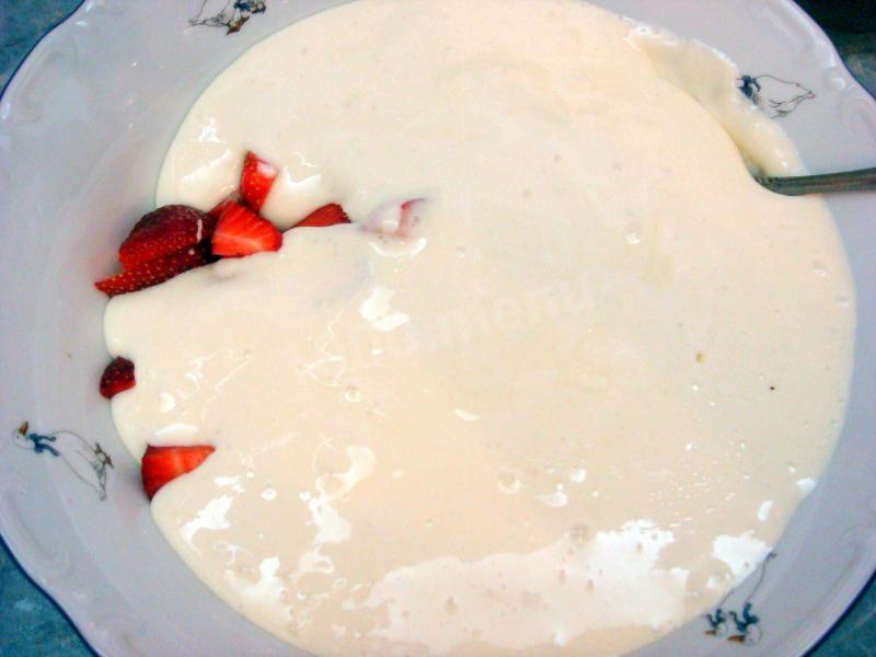 Шаг 7 приготовления Кекс с клубникой и сливочным кремом
