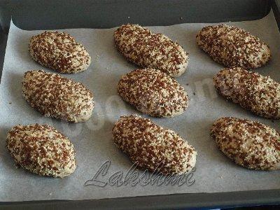 Шаг 6 приготовления Полезные булочки на кефире с семенами льна и кунжута