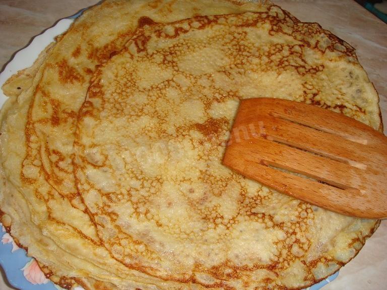 Шаг 1 приготовления Яблочные блины с изюмом