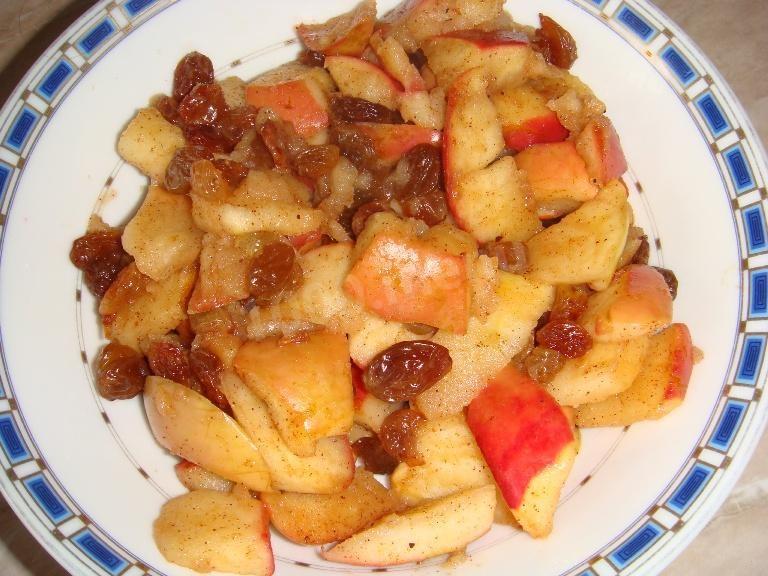 Шаг 2 приготовления Яблочные блины с изюмом
