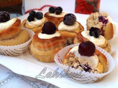 Шаг 7 приготовления Булочки с ягодами и творожной начинкой
