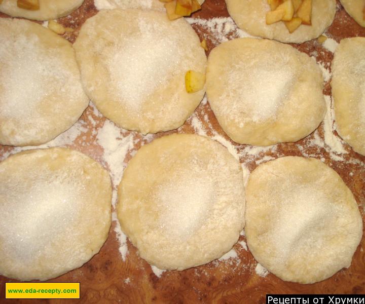 Шаг 4 приготовления Дрожжевые пирожки с яблоками и бананом