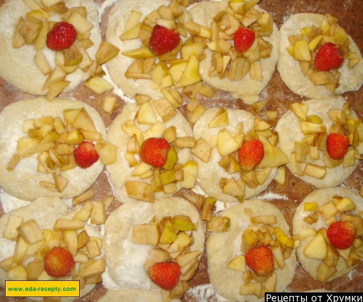Шаг 5 приготовления Дрожжевые пирожки с яблоками и бананом