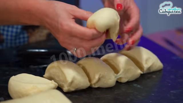 Шаг 17 приготовления Булочки из дрожжевого слоеного теста с корицей и яблоками