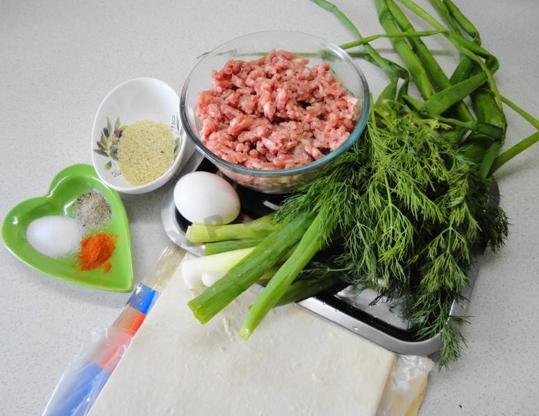 Шаг 1 приготовления Пирог из слоеного теста в мультиварке с мясным фаршем