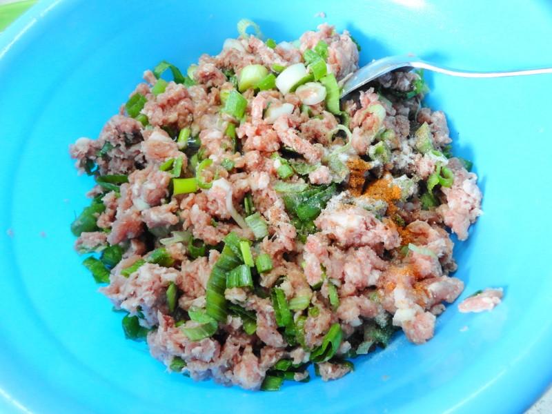 Шаг 3 приготовления Пирог из слоеного теста в мультиварке с мясным фаршем
