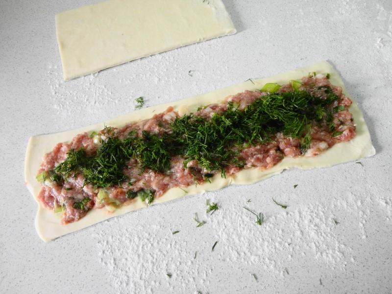 Шаг 5 приготовления Пирог из слоеного теста в мультиварке с мясным фаршем